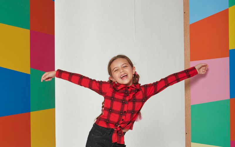 menina com camisa xadrez para festa junina