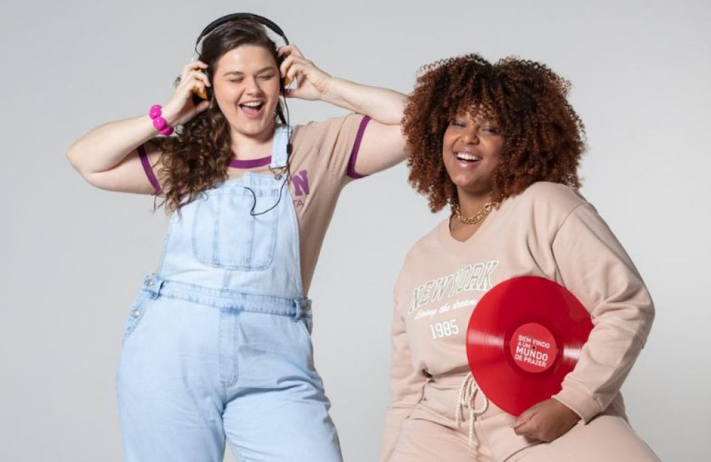 Duas mulheres se divertem enquanto ouvem Playlist de Rock